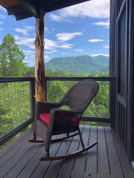 세비어빌 The Log Castle~Stunning Mountain Views~Hot Tub 빌라 외부 사진