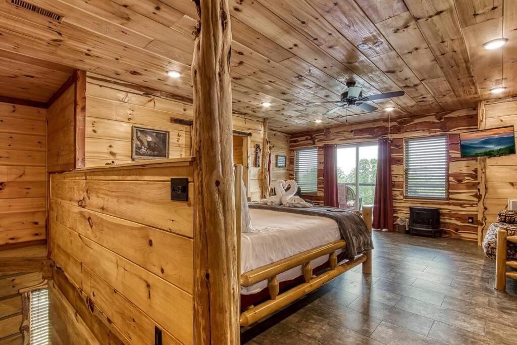세비어빌 The Log Castle~Stunning Mountain Views~Hot Tub 빌라 외부 사진